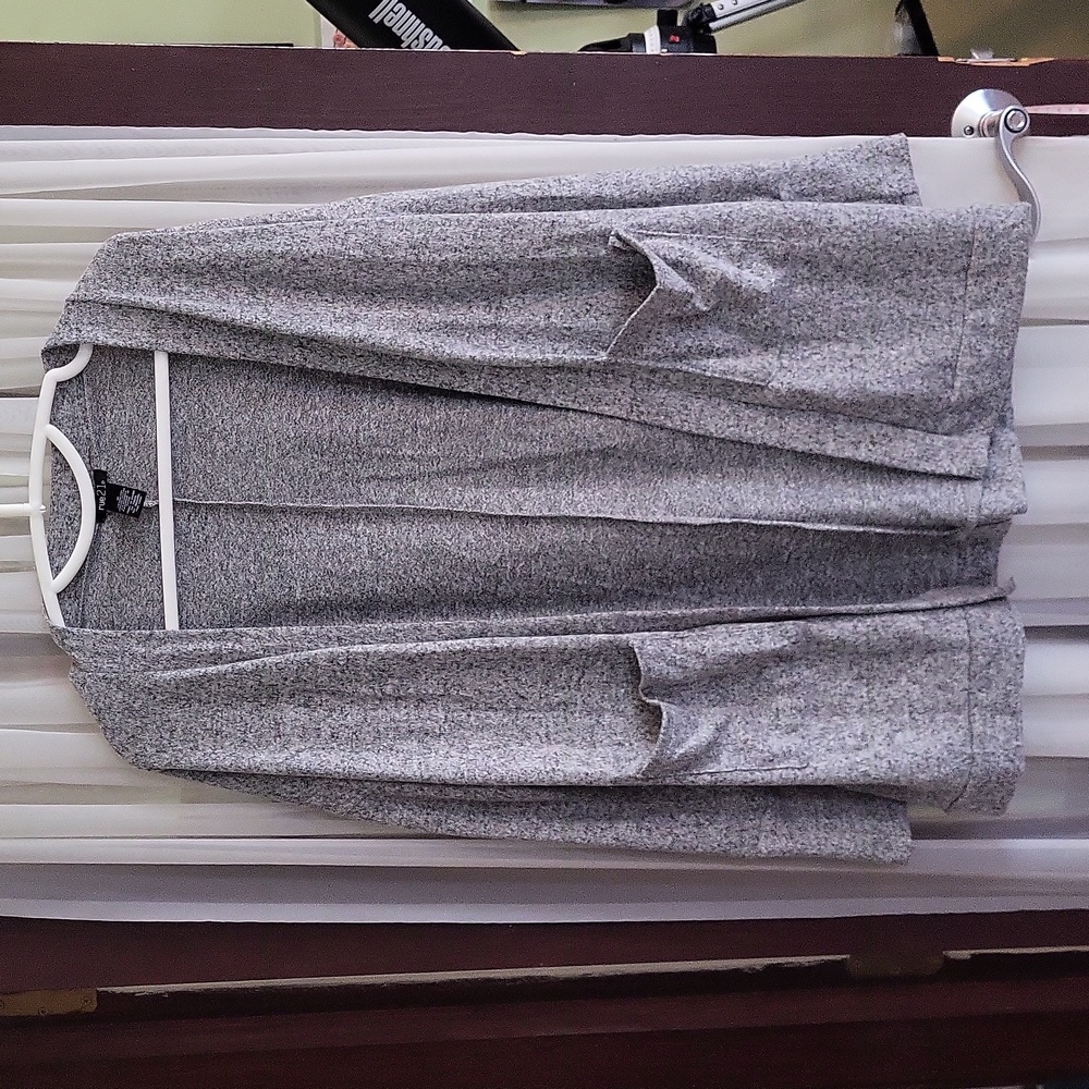 Women's Medium Rue 21 gray long sleeve cardigan with pockets